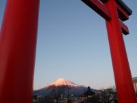 No.075　赤鳥居と赤富士